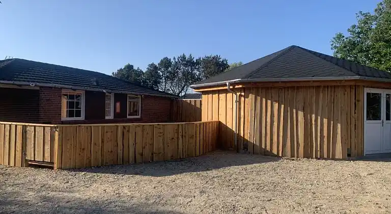 Ferienhaus mit Unterstand und Wasserblick.