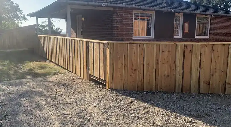 Ferienhaus mit Unterstand und Wasserblick.