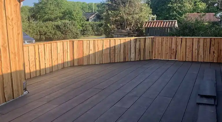 Ferienhaus mit Unterstand und Wasserblick.