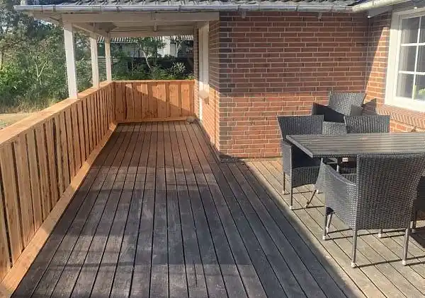 Ferienhaus mit Unterstand und Wasserblick.