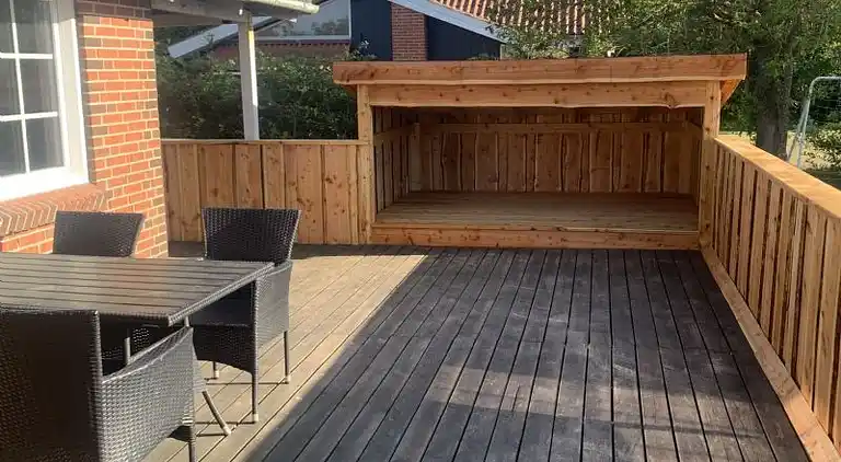 Ferienhaus mit Unterstand und Wasserblick.