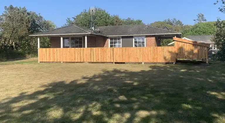 Ferienhaus mit Unterstand und Wasserblick.