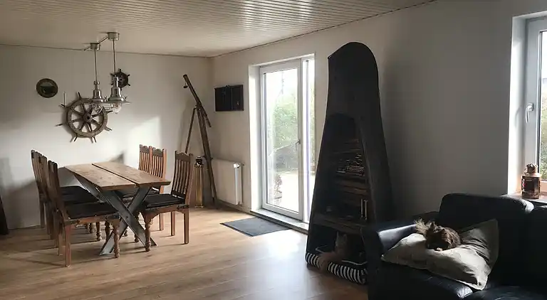 Supertolles Haus in der Hafenstadt Hvalpsund.