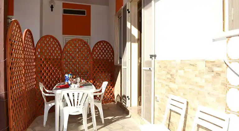 Ureshii-Ferienhaus in einem Zweifamilienhaus in San Foca