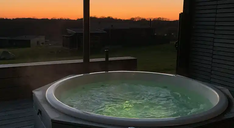 Ny topp moderne sommerhus ved vannet