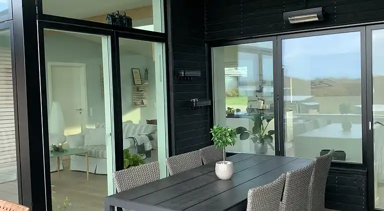 Ny topp moderne sommerhus ved vannet