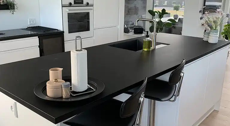 Ny topp moderne sommerhus ved vannet