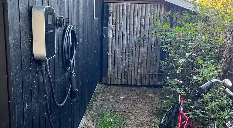 Lyst og lækkert sommerhus helt ned til vandet