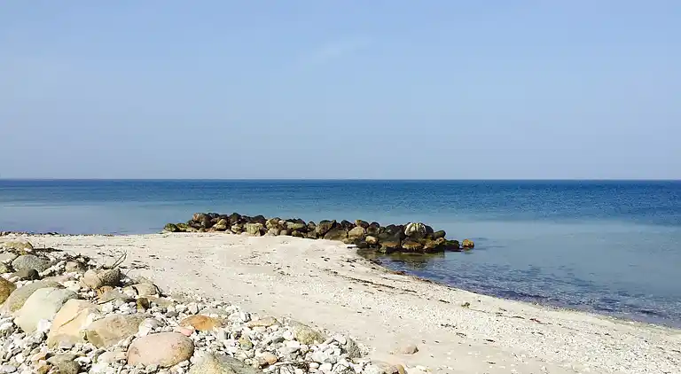 Lyst og lækkert sommerhus helt ned til vandet