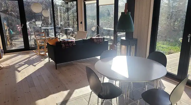 Sommerhus med udsigt over det bakkede landskab