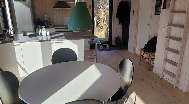 Sommerhus med udsigt over det bakkede landskab