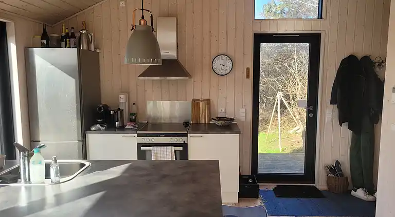 Sommerhus med udsigt over det bakkede landskab