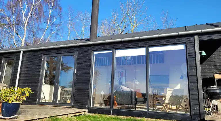 Sommerhus med udsigt over det bakkede landskab