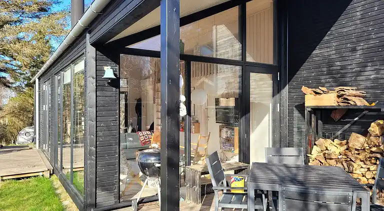 Sommerhus med udsigt over det bakkede landskab