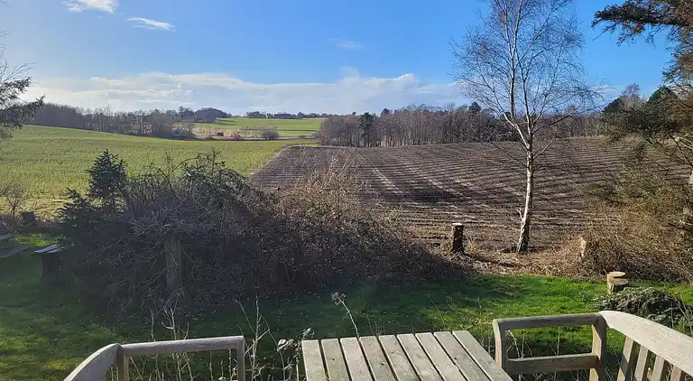 Sommerhus med udsigt over det bakkede landskab