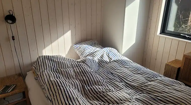 Sommerhus med udsigt over det bakkede landskab