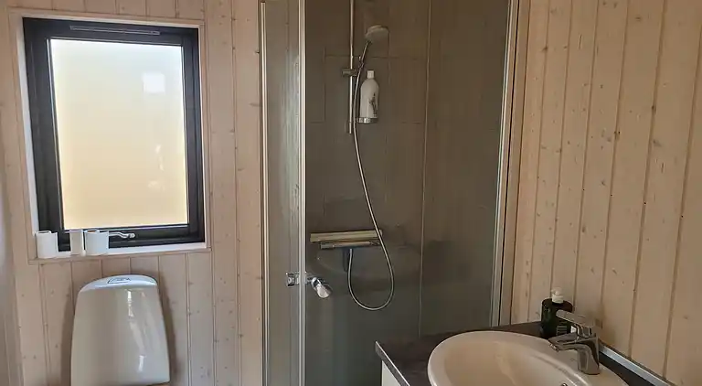 Sommerhus med udsigt over det bakkede landskab