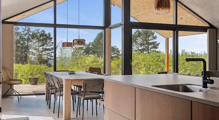 Imponerende sommerhus, ved Helsnæs Bugt!