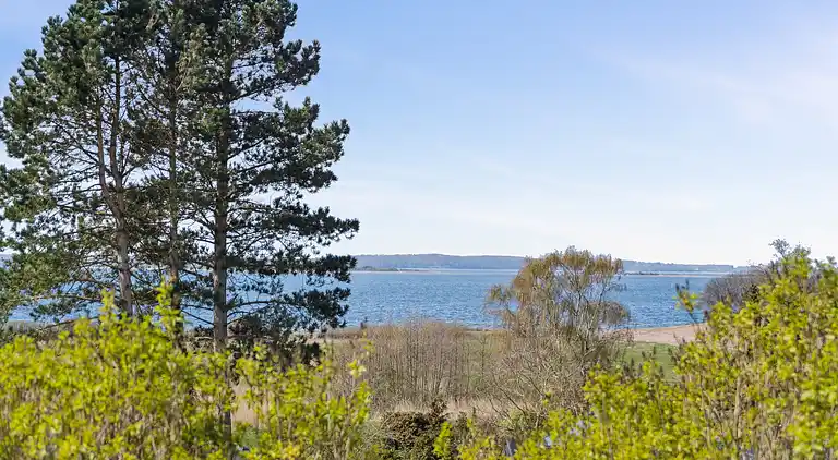 Imponerende sommerhus, ved Helsnæs Bugt!