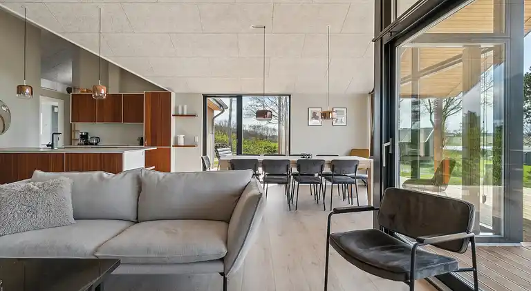 Imponerende sommerhus, ved Helsnæs Bugt!