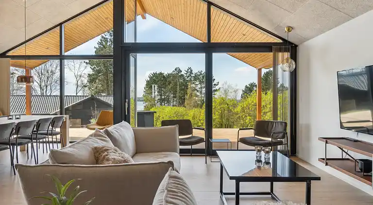 Imponerende sommerhus, ved Helsnæs Bugt!