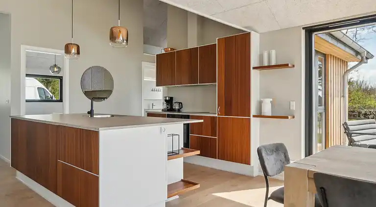 Imponerende sommerhus, ved Helsnæs Bugt!