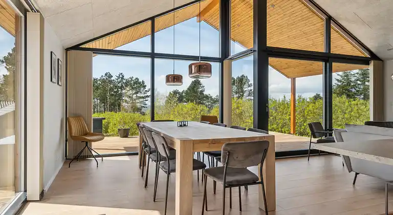 Imponerende sommerhus, ved Helsnæs Bugt!