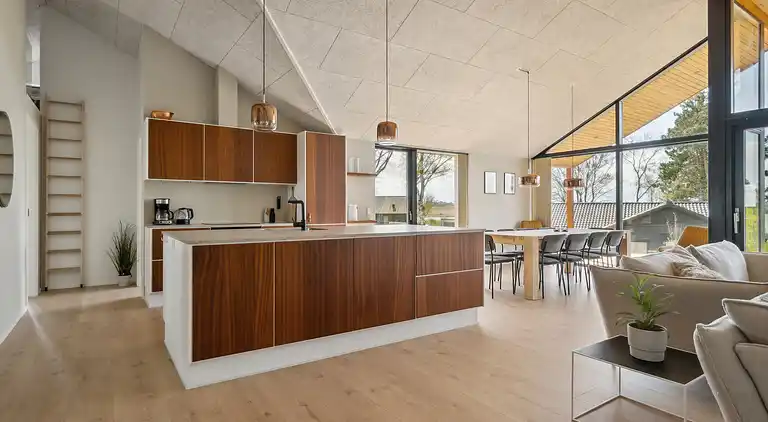 Imponerende sommerhus, ved Helsnæs Bugt!