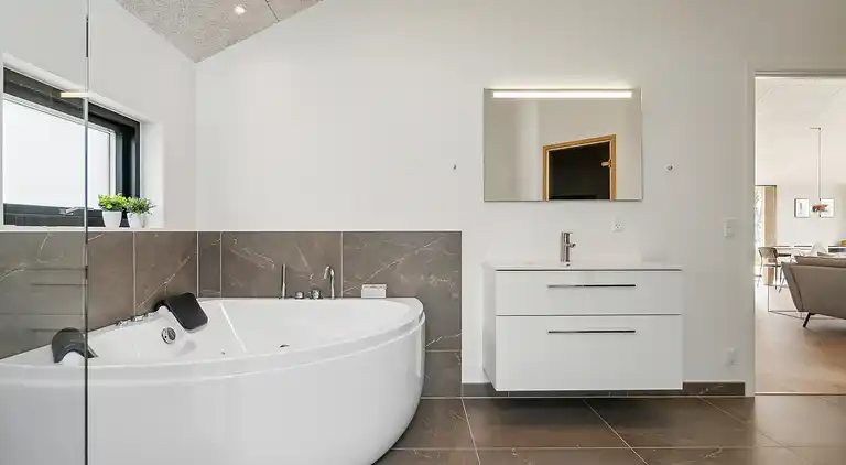 Imponerende sommerhus, ved Helsnæs Bugt!