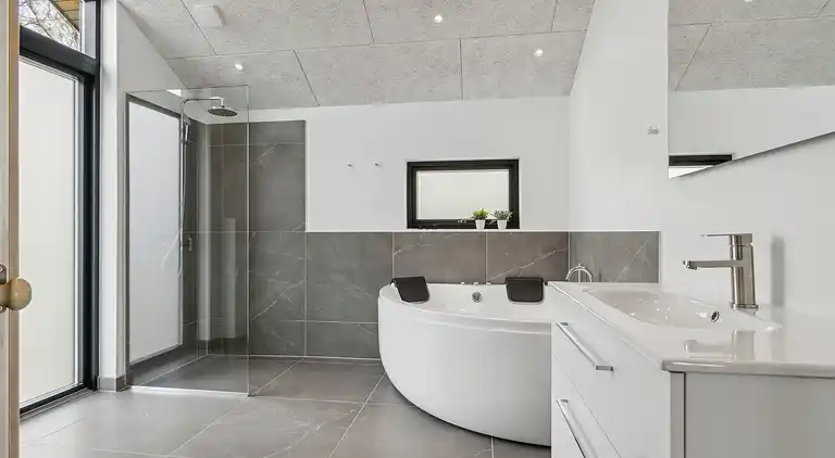 Imponerende sommerhus, ved Helsnæs Bugt!