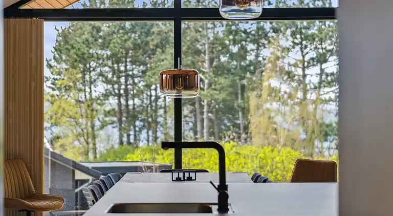 Imponerende sommerhus, ved Helsnæs Bugt!