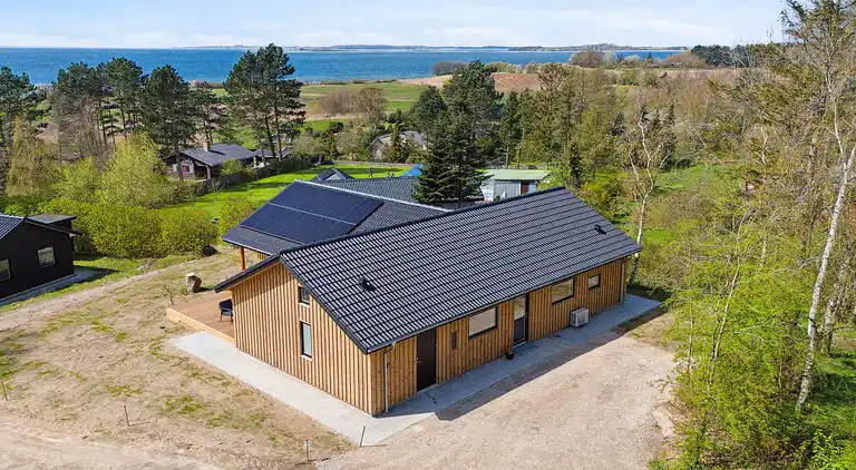 Imponerende sommerhus, ved Helsnæs Bugt!