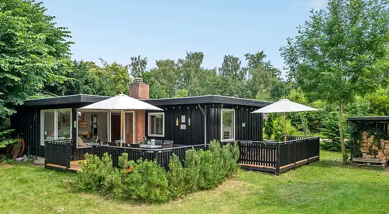 Hyggelig, renoveret  perle ved Rågeleje strand.