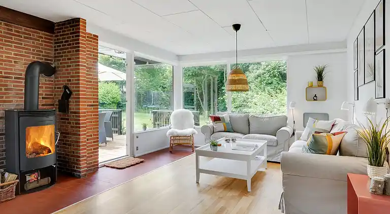 Hyggelig, renoveret  perle ved Rågeleje strand.