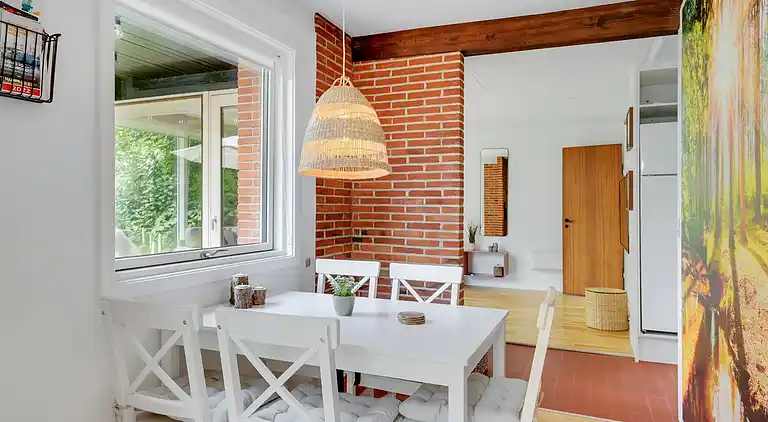 Hyggelig, renoveret  perle ved Rågeleje strand.