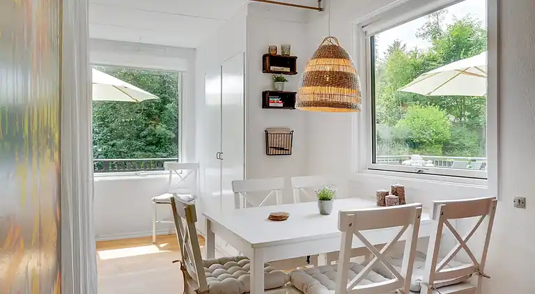 Hyggelig, renoveret  perle ved Rågeleje strand.