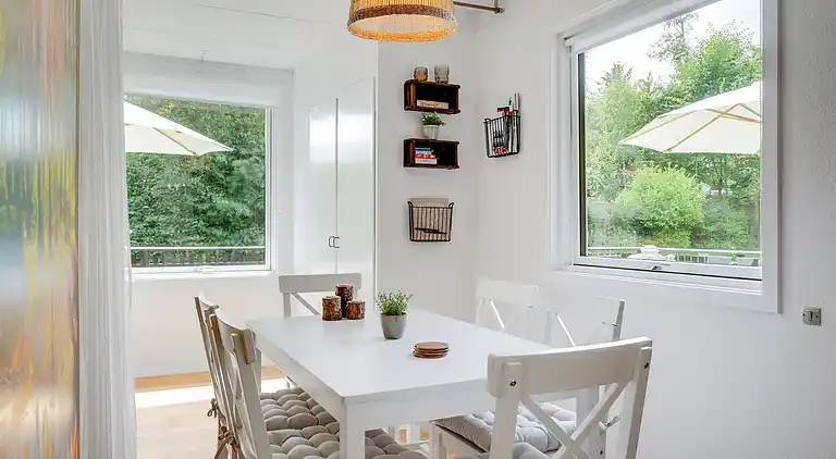 Hyggelig, renoveret  perle ved Rågeleje strand.