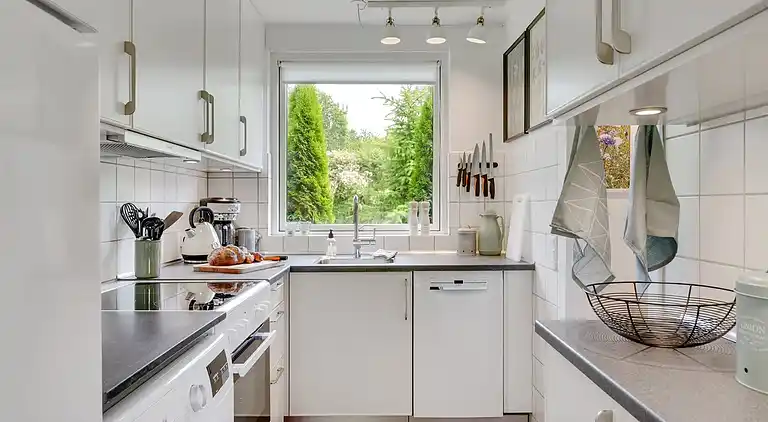 Hyggelig, renoveret  perle ved Rågeleje strand.