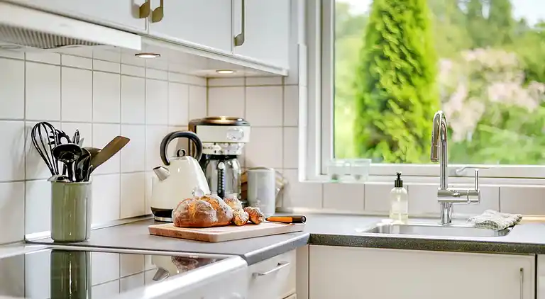 Hyggelig, renoveret  perle ved Rågeleje strand.