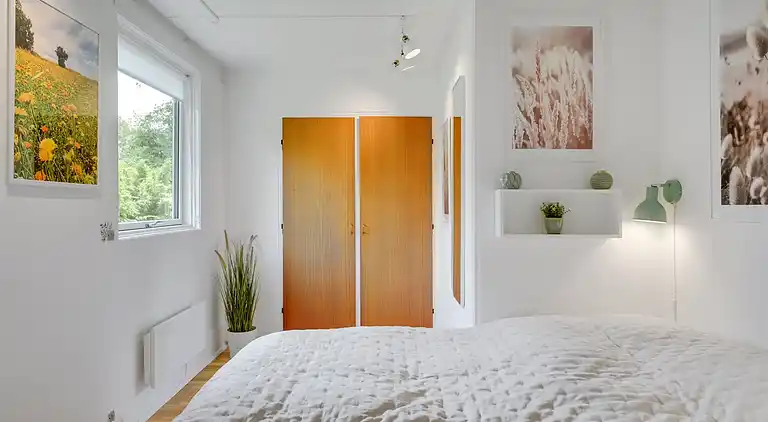 Hyggelig, renoveret  perle ved Rågeleje strand.