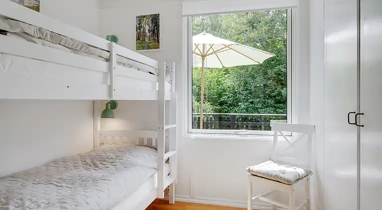 Hyggelig, renoveret  perle ved Rågeleje strand.