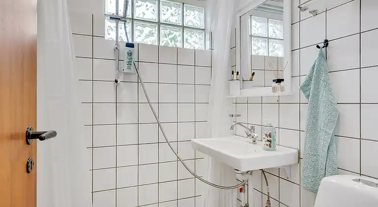 Hyggelig, renoveret  perle ved Rågeleje strand.