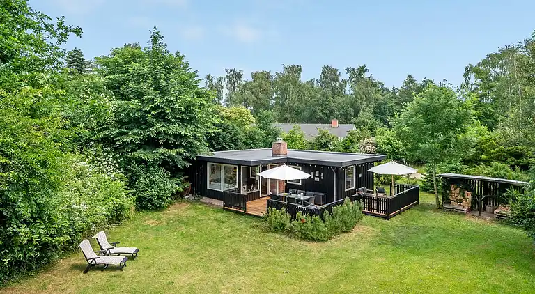 Hyggelig, renoveret  perle ved Rågeleje strand.