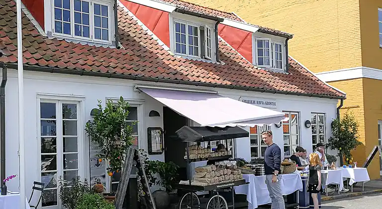 Hyggelig, renoveret  perle ved Rågeleje strand.