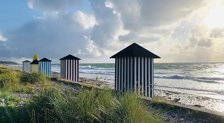 Hyggelig, renoveret  perle ved Rågeleje strand.