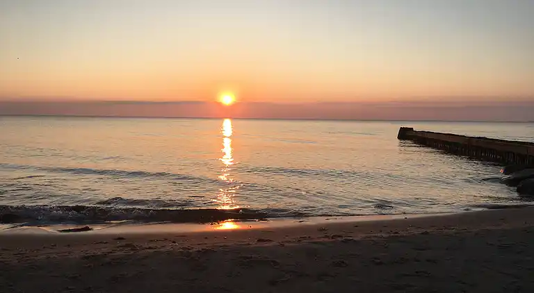 Hyggelig, renoveret  perle ved Rågeleje strand.