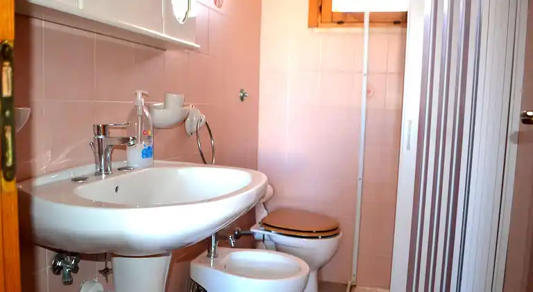 Taki-Ferienhaus im ersten Stock mit zwei Badezimmern in San