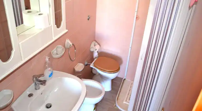 Taki-Ferienhaus im ersten Stock mit zwei Badezimmern in San