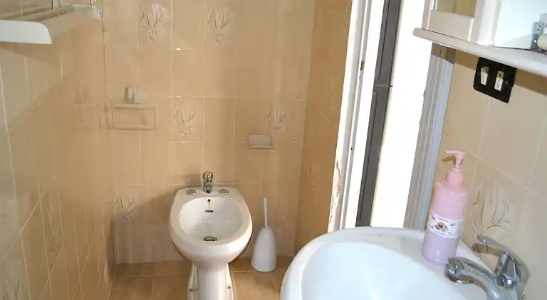 Taki-Ferienhaus im ersten Stock mit zwei Badezimmern in San