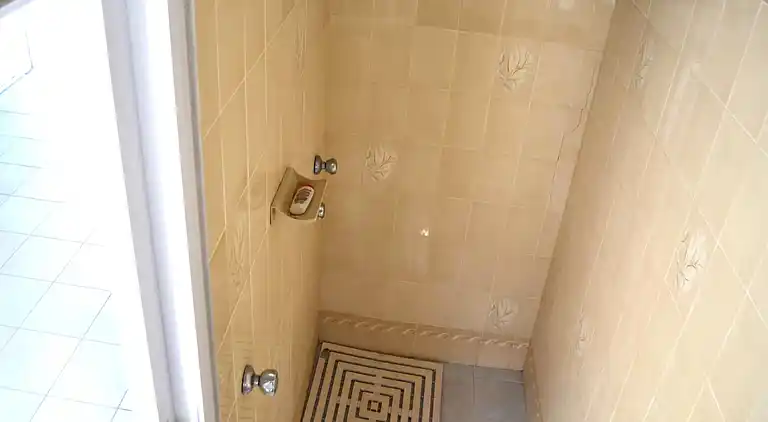 Taki-Ferienhaus im ersten Stock mit zwei Badezimmern in San